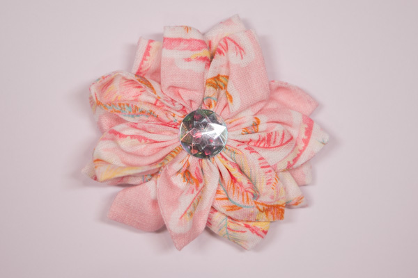 Flirty Feather‑Pop Bloom